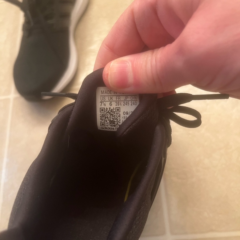 Women’s Adidas shoes - Picture 3 of 6
